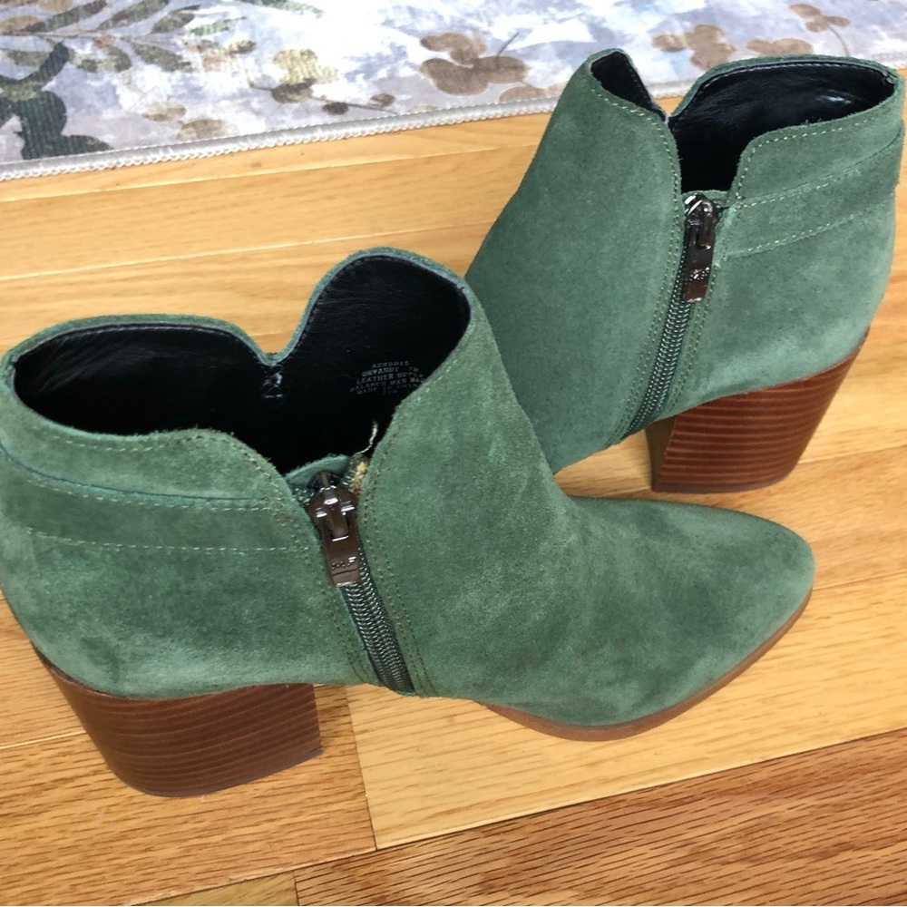 Marc Fisher Suede Green Ankle Boot size 7 - Picture 2 of 9